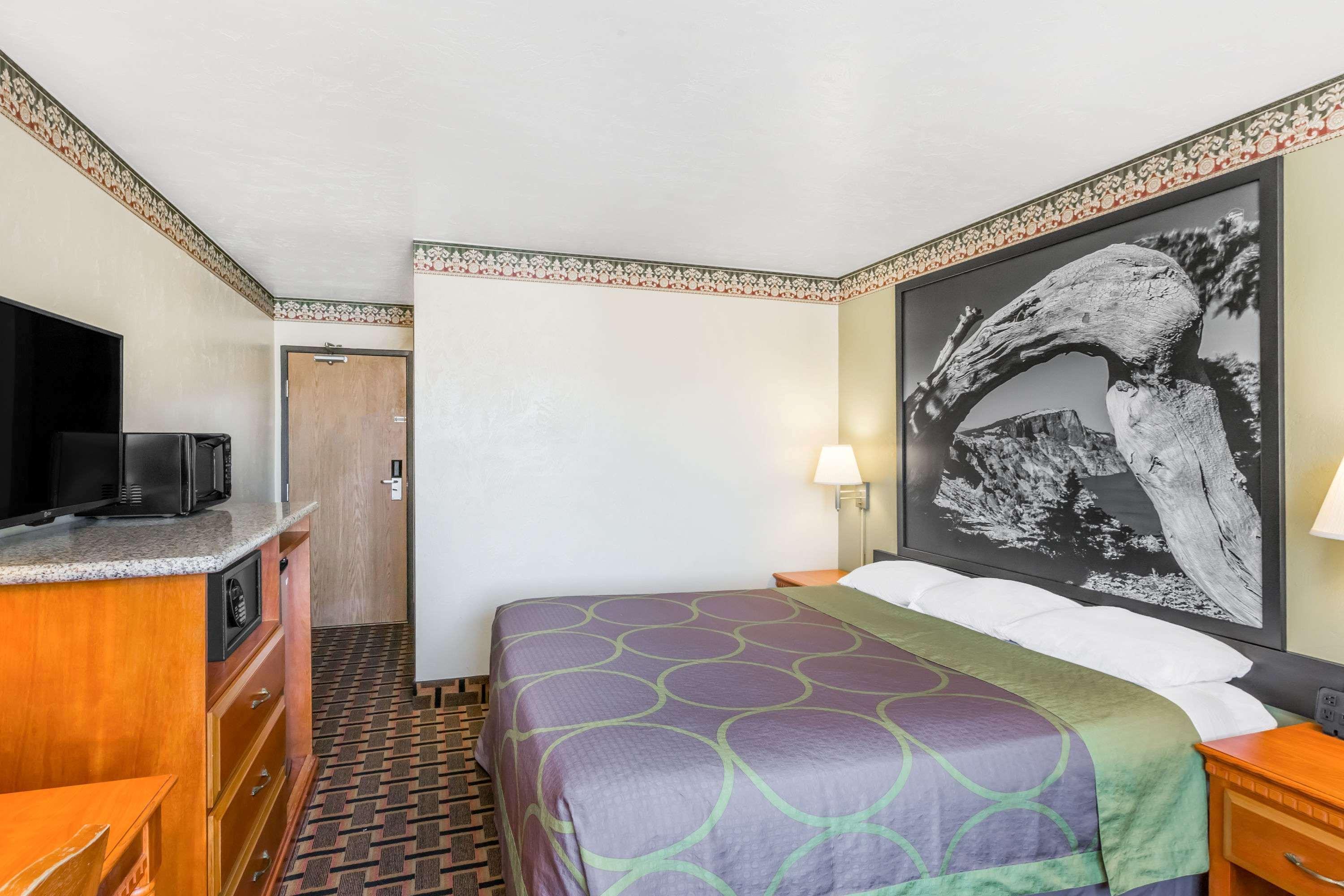 Super 8 By Wyndham Grants Pass Motel Exterior photo